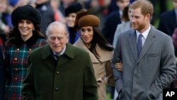 Le Prince Harry et sa future femme Meghan Markle arrivent à l'église de Sandringham, le 25 décembre 2017. 