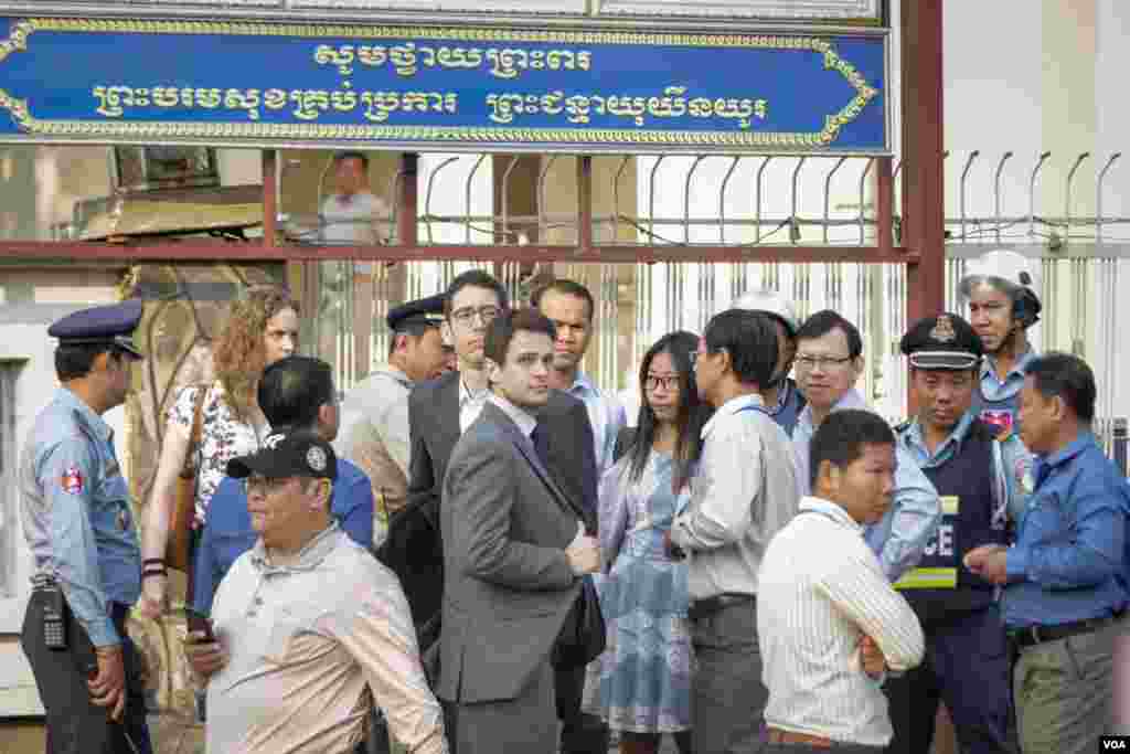 ក្រុម​មន្ត្រី​នៃ​ស្ថានទូត​មួយ​ចំនួន​ ឈរ​មុខ​សាលា​ឧទ្ធរណ៍​ ដើម្បី​សង្កេតការណ៍​នៃ​បណ្ដឹង​លោក​ កឹម​ សុខា​ សុំ​នៅ​ក្រៅ​ឃុំ​ កាល​ពី​ថ្ងៃ​ទី​១ ខែ​កុម្ភៈ​ ឆ្នាំ​២០១៨។ (ខាន់​ សុគុំមនោ/VOA)