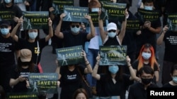 Para pengunjuk rasa yang memegang spanduk menghadiri rapat umum yang menyerukan China untuk membebaskan 12 orang Hong Kong yang ditangkap di laut oleh otoritas daratan, di Taipei, Taiwan, 25 Oktober 2020. (Foto: Reuters)