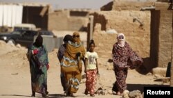 Femmes sahraouies dans le camp de réfugiés du désert d'Al Smara, à Tindouf, dans le sud de l'Algérie, le 4 mars 2016.