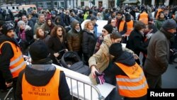 Contrôles de sécurité en vue des célébrations du Nouvel An à la porte de Brandebourg à Berlin, Allemagne, 31 décembre, 2015. (REUTERS / Hannibal Hanschke)