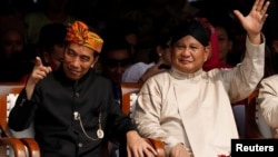 Presiden Joko Widodo dan Prabowo Subianto saat menghadiri peresmian dimulainya kampanye Pilpres di kantor KPU, Jakarta 23 September 2018 (foto: dok).