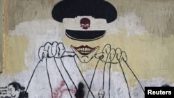 Grafiti yang menyindir militer di Mesir. (Photo: Reuters)