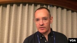 លោក​ ​Craig Silverman​ ​និពន្ធ​នាយក​ ​និង​ជា​ស្ថាបនិក​ស្ថាប័ន​ព័ត៌មាន​ ​BuzzFeed Canada​ ​នៅ​សហរដ្ឋអាមេរិក​ ​បាន​ប្រាប់​ ​VOA​ ​ក្រោយ​បញ្ចប់​កិច្ចពិភាក្សា​ស្តីពីអំពី​ព័ត៌មាន​ក្លែងក្លាយ​ ដែល​បាន​ធ្វើ​ឡើង​ក្នុង​សិក្ខាសាលាអំពី​ព័ត៌មាន​ស៊ើបអង្កេតអាស៊ី​លើក​ទី៣​ ​ដែល​ធ្វើឡើង​ក្នុង​ទីក្រុង​សេអ៊ូល ប្រទេស​កូរ៉េ​ខាងត្បូង​ កាលពី​ថ្ងៃទី៥ ដល់​ថ្ងៃទី៧​ ​ខែតុលា ឆ្នាំ​២០១៨​។​ (កាន់ វិច្ឆិកា/VOA)