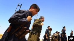 Pasukan Peshmerga berjaga-jaga di pinggiran Mosul (foto: dok).