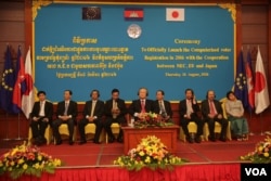 សមាជិក​ទាំង​៩រូប​នៃ​គណៈកម្មការ​រៀបចំ​ការ​បោះឆ្នោត នៅក្នុង​ពិធី​ប្រកាស​ផ្លូវការ​ពី​ការចុះ​ឈ្មោះ​បោះឆ្នោត​តាម​ប្រព័ន្ធ​កំព្យូទ័រ ក្នុង​រាជធានីភ្នំពេញ កាលពី​ថ្ងៃទី១៨ ខែសីហា ឆ្នាំ២០១៦។ (ហ៊ាន សុជាតា/VOA)