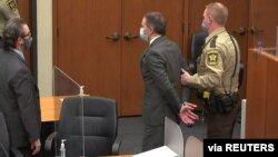 Minneapolis shahrida politsiyachilik qilgan Derek Shovin o'tgan yili qora tanli yurtdoshi Jorj Floydning o'limida aybdor deb topildi 