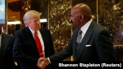 Le président américain élu Donald Trump serre la main de la star de la télévision Steve Harvey après leur rencontre à la Trump Tower à New York, aux États-Unis, le 13 janvier 2017. (Photo: REUTERS/Shannon Stapleton)