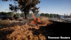 Sebuah ladang terbakar terlihat setelah warga Palestina di Gaza mengirim balon pembakar melintasi perbatasan antara Gaza dan Israel, Near Nir Am. (Foto: Reuters)