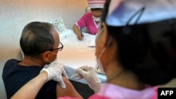 បុរសវ័យចំណាស់ម្នាក់ទទួលចាក់វ៉ាក់សាំងបង្ការជំងឺកូវីដ១៩ អាស្ត្រាហ្សេនីកា (AstraZeneca) នៅមន្ទីរពេទ្យមួយកន្លែងនៅរាជធានីភ្នំពេញ កាលពីថ្ងៃទី១០ ខែមីនា ឆ្នាំ២០២១។