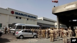 Cảnh sát đứng bên trong nhà máy Maruti Suzuki sau vụ nổi loạn của công nhân,ngày 19/7/2012
