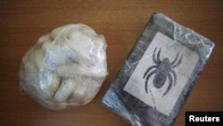 De la cocaïne est présentée aux journalistes après avoir été saisie par la police judiciaire de Guinée-Bissau dans la capitale Bissau, le 21 mars 2012.