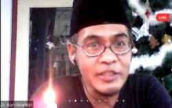 Koordinator Jaringan Islam Anti Diskriminasi (JIAD), Aan Anshori menggagas doa bersama dan refleksi kasus pembunuhan di Sigi. (Foto: Screenshot/Petrus Riski-VOA).