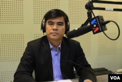 លោក ម៉ៃ តុលា អគ្គលេខា​ធិការ​រង​សហព័ន្ធ​កីឡា​បាល់ទាត់​កម្ពុជា​(FFC)​ចូលរួម​ក្នុង​កម្មវិធី Hello VOA ស្តី​ពី​អត្ថប្រយោជន៍​សម្រាប់​យុវជន​ក្នុង​វិស័យ​កីឡា​បាល់ទាត់ និង​ការ​រៀបចំ​ខ្លួន​របស់​កម្ពុជា​ក្នុង​ការ​ធ្វើ​ជា​ម្ចាស់​ផ្ទះ​នៃ​ការ​ប្រកួត​កីឡា​តំបន់​អាស៊ី​អាគ្នេយ៍ កាល​ពី​ថ្ងៃ​ព្រហស្បតិ៍ ទី៧ ខែ​មករា ឆ្នាំ២០១៦។ (លឹម សុធី/VOA)