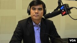 លោក ម៉ៃ តុលា អគ្គលេខា​ធិការ​រង​សហព័ន្ធ​កីឡា​បាល់ទាត់​កម្ពុជា​(FFC)​ចូលរួម​ក្នុង​កម្មវិធី Hello VOA ស្តី​ពី​អត្ថប្រយោជន៍​សម្រាប់​យុវជន​ក្នុង​វិស័យ​កីឡា​បាល់ទាត់ និង​ការ​រៀបចំ​ខ្លួន​របស់​កម្ពុជា​ក្នុង​ការ​ធ្វើ​ជា​ម្ចាស់​ផ្ទះ​នៃ​ការ​ប្រកួត​កីឡា​តំបន់​អាស៊ី​អាគ្នេយ៍ កាល​ពី​ថ្ងៃ​ព្រហស្បតិ៍ ទី៧ ខែ​មករា ឆ្នាំ២០១៦។ (លឹម សុធី/VOA)