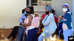 Orang-orang mengantre untuk menjalani tes Covid-19 di Rumah Sakit Livingstone di Port Elizabeth, Afrika Selatan, 13 November 2020. (Foto: AP)