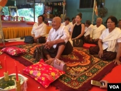 អ្នកស្រី ភោគ សេ ម្តាយ​បង្កើត​លោក កែម ឡី អង្គុយ​នៅ​កណ្តាល​ពិធី​បុណ្យ​រំឭក​ខួប​ពីរ​ឆ្នាំ​នៃ​ការស្លាប់​របស់​លោក កែម ឡី ធ្វើ​ឡើង​នៅ​ស្រុក​ត្រាំកក់ ខេត្តតាកែវ​ កាលពី​ថ្ងៃ​ទី ១០ ខែកក្កដា ឆ្នាំ​២០១៨។ (ហ៊ុល រស្មី/VOA)