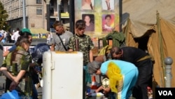 Protesters reclaim their belongings, including a battered fridge, Independence Square, Kyiv, Ukraine, Aug. 11, 2014. (Jamie Dettmer/VOA)