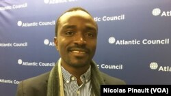 Fred Bauma, militant de Lucha lors de son passage devant l'Atlantic Council, Washington, le 29 novembre 2016 (VOA/Nicolas Pinault)