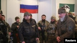 Kepala Republik Chechnya Ramzan Kadyrov menghadiri pertemuan dengan komandan pasukan gabungan ke-8 Rusia Distrik Militer Selatan dan unit pasukan khusus di pusat operasi selama konflik Ukraina-Rusia di kota Mariupol, Ukraina, 28 Maret 2022. (Foto: Reuters)