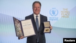 នាយក​ប្រតិបត្តិ​នៃ​កម្មវិធី​ស្បៀងអាហារ​ពិភពលោក​របស់​អង្គការ​សហ​ប្រជាជាតិ​លោក David Beasley ទទួល​រង្វាន់​ណូបែល​សន្តិភាព​នៅ​ទីក្រុងរ៉ូម ប្រទេស​អ៊ីតាលី នៅ​ថ្ងៃទី ១០ ខែធ្នូ ឆ្នាំ២០២០។