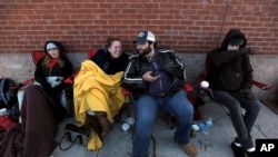 Des gens ont passé la nuit devant les portes de certains gros détaillants, espérant repartir avec une affaire exceptionnelle.