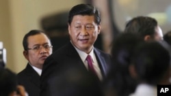 中国国家主席习近平在印尼国会发表过演说后离开国会大厦。（2013年10月3日） 