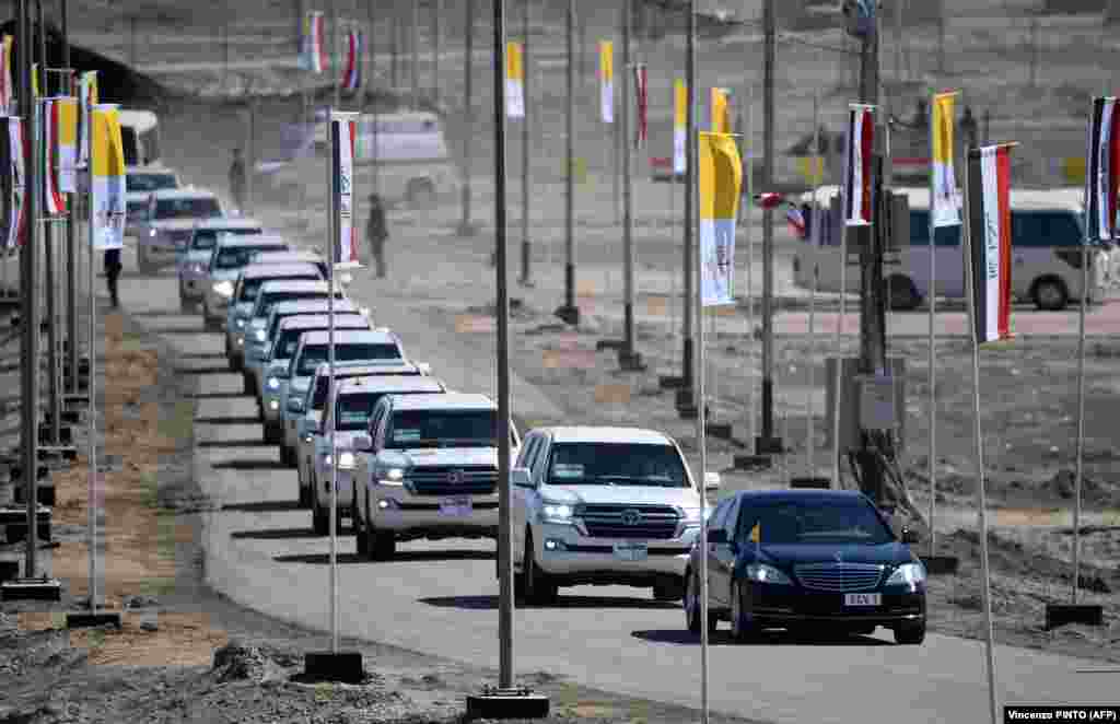 Msafara wa Pope Francis ( gari nyeusi ) akiwasili Nyumba ya Ibrahim (Abraham) iliyoko mji mkongwe wa Ur kusini mwa Iraki, on Machi 6, 2021