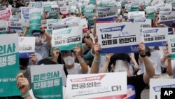 Dokter magang dan dokter residen berunjuk rasa menentang kebijakan medis pemerintah di Seoul, Korea Selatan, Jumat, 7 Agustus 2020. (Foto: AP)