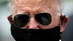 Demokratski predsednički kandidat Džo Bajden nosi masku tokom obeležavanja praznika "Dan sećanja"