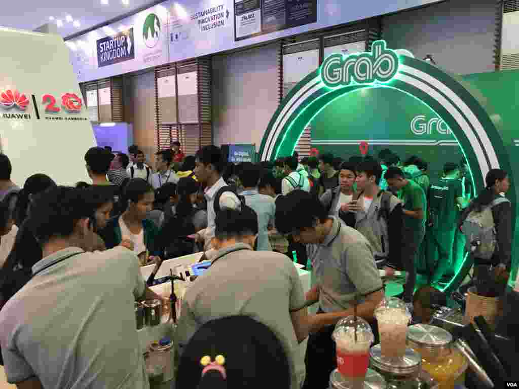 ពិព័រណ៍បច្ចេកវិទ្យាថ្នាក់ជាតិនិងទ្រង់ទ្រាយធំដំបូងបំផុតនៅកម្ពុជា ដែលមានរយៈពេលបីថ្ងៃ ឈ្មោះ «ឌីជីថលកម្ពុជា» Digital Cambodia ឆ្នាំ២០១៩ បានត្រូវបើកជាផ្លូវការដោយមន្ត្រីជាន់ខ្ពស់រដ្ឋាភិបាល នៅព្រឹកថ្ងៃសុក្រទី១៥ ខែមីនានេះ នៅសាលពិព័រណ៍កោះពេជ្រ ក្នុងរាជធានីភ្នំពេញ។