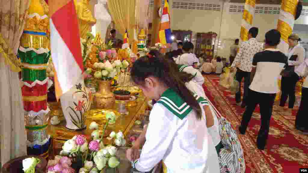 សិស្សានុសិស្ស​របស់​សាលា​សេនត្រល់ផាក​កម្ពុជា (Central Park of Cambodia) ដាក់​បច្ច័យ​នៅ​ក្នុង​ហិប​បច្ច័យ​នានា ក្នុង​វត្ត​សំពៅមាស ក្នុង​រាជធានី​ភ្នំពេញ នៅ​ថ្ងៃ​កាន់​បិណ្ឌ​ទី៥ (ថ្ងៃទី២១ ខែកញ្ញា ឆ្នាំ២០១៦)។ (ប៊ុន ប៉េងហ៊ុយ/VOA)