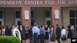 Para pelayat tiba di Wyoming, Ohio, untuk menghadiri pemakaman Otto Warmbier, Kamis, 22 Juni 2017. (AP Photo / Bryan Woolston)