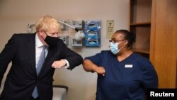 PM Inggris Boris Johnson saat meninjau Tollgate Medical Centre di Beckton, London, Inggris, 24 Juli 2020. (Foto: dok)