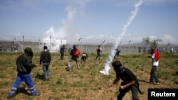 پناهجویان از مرزبانان مقدونیه خواستند که مرز را به روی شان بگشایند، اما پاسخ منفی بود.