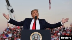 Presiden AS Donald Trump berbicara dalam kampanye di Sanford, Florida hari Senin (12/10). 