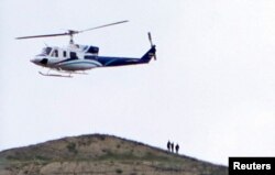 Helikopter koji prevozi iranskog predsednika Ebrahma Rasija poleće, nedaleko od granice Irana i Azarbejdžana, 19. maja 2024.