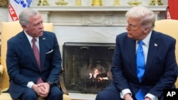 প্রেসিডেন্ট ডনাল্ড ট্রাম্প মঙ্গলবার, ফেব্রুয়ারী ১১, ২০২৫, ওয়াশিংটনে হোয়াইট হাউসের ওভাল অফিসে জর্ডানের বাদশাহ দ্বিতীয় আবদুল্লাহর সাথে কথা বলছেন।