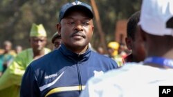 Le président burundais Nkurunziza attend de pouvoir voter à Ngozi, le 21 juillet 2015. (AP Photo/Berthier Mugiraneza)