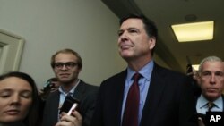 អតីត​ប្រធាន​ FBI លោក James Comey ថ្លែង​ទៅ​កាន់​អ្នក​សារព័ត៌មាន​​នៅ​ក្រោយ​​ជំនួប​បិទ​ទ្វារ​ជាមួយ​គណៈកម្មាធិការ​ចំនួន​២ នៅ​វិមាន​កាពីតូល កាល​ពី​ថ្ងៃ​ទី​៧ ធ្នូ ២០១៨។