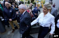 باب منندز همراه با همسرش