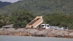 រថយន្តកំពុងចាក់ដីលុបឆ្នេរសមុទ្រក្នុងក្រុងកែប ខេត្តកែប កាលពីថ្ងៃទី២៧ ខែធ្នូ ឆ្នាំ២០២១។ (ស៊ុន ណារិន/វីអូអេ)