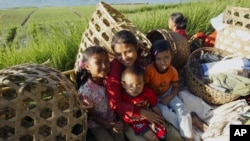 Keluarga petani di Bali duduk di bak belakang truk seusai panen bawang di Kintamani, Bali (Foto: dok). Pertengahan tahun ini, pemerintahan Presiden Jokowi telah mencanangkan tahun 2022 Indonesia harus bebas dari pekerja anak. 
