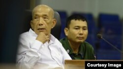 លោក ​​កាំង​ ហ្កេក​អ៊ាវ​ ហៅ​ឌុច​ អតីត​​ប្រធាន​​មន្ទីរ​​សន្តិសុខ​ស​-២១ ​ក្នុង​​សវនាការ​ កាល​ពី​ដើម​ខែ​មិថុនា ​ឆ្នាំ​២០១៦។​ (រូបថត​ផ្តល់​ឲ្យ​ដោយ ញ៉ែត សុខហេង/ECCC)