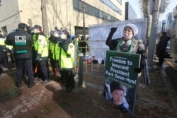 14일 박근혜 전 대통령 재상고심 선고공판이 열린 서울 대법원 앞에서 박 전 대통령 지지자가 석방을 요구하고 있다.