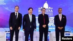 រដ្ឋមន្ត្រី​ការបរទេស​នៃ​ប្រទេស​ឥណ្ឌា សហរដ្ឋ​អាមេរិក ជប៉ុន និង​អូស្ត្រាលី​ ថត​រូប​ជុំ​គ្នា​នៅ​ក្នុង​កិច្ចប្រជុំ​ប្រទេស​មហា​អំណាច​ចតុភាគី​ឬ Quad នៅ​រដ្ឋធានី​ញូវដែលី ប្រទេស​ឥណ្ឌា កាល​ពី​ថ្ងៃ​ទី​៣ ខែ​មីនា ឆ្នាំ​២០២៣។