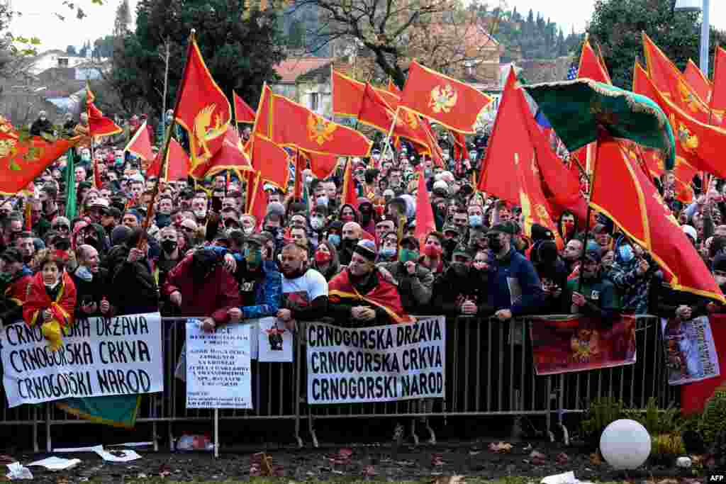 몬테네그로의 포드고리차에서 새 정부의 종교법 개정 시도에 항의하는 시위가 열렸다. 