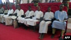 Des membres présumés de Boko Haram devant un tribunal de N'Djamena, le 26 août 2015.