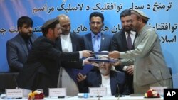 Hukumat va "Hizbi Islomiy" guruhi vakillari tinchlik kelishuvini imzoladi, Kobul, 22-sentabr, 2016-yil.