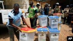 Des urnes rangées à l’entrepôt central de la commission électorale après le second tour de l’élection présidentielle, dimanche 14 février 2016, pour départager deux anciens premiers ministres, Faustin Touadéra et Anicet Georges Dologuélé, à Bangui, en Rép